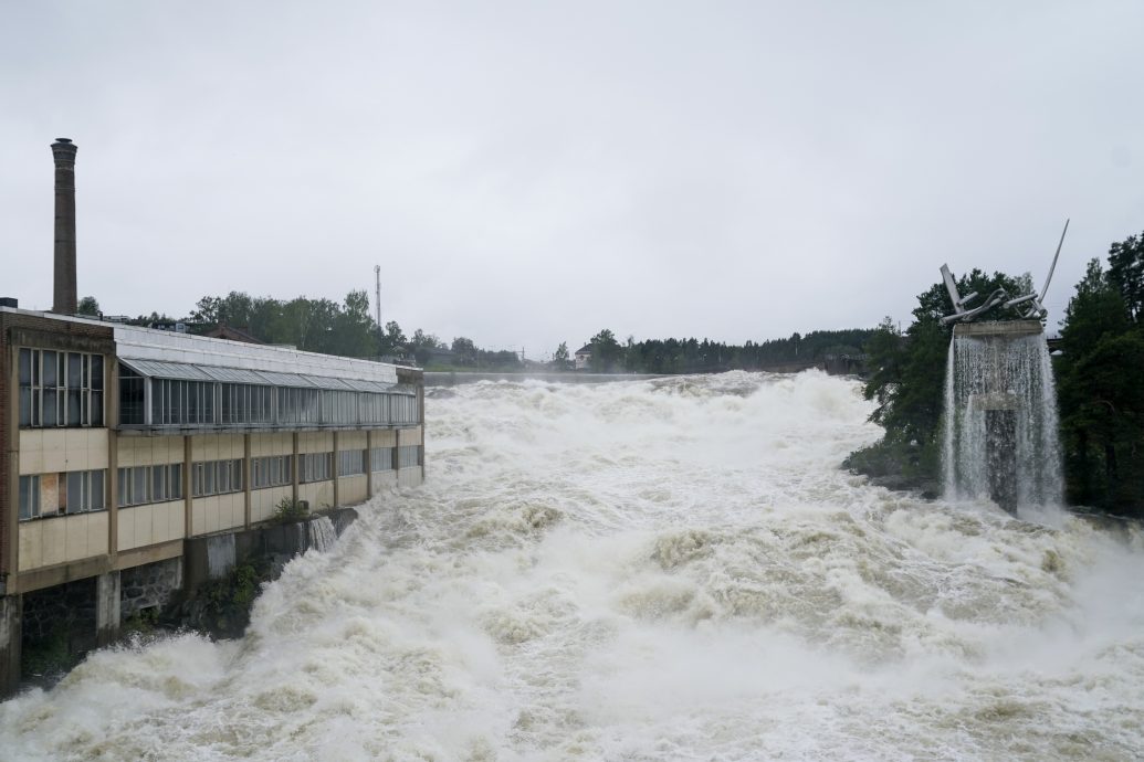 看世界两图)暴雨狂袭挪威！房屋遭卷撞上桥樑 大坝溃堤冲毁道路