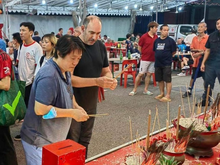 美国驻新大使 看歌台添香油