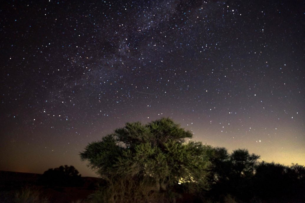 英仙座流星雨照亮全球夜空 最高峰可见每小时100颗陨石坠落奇景