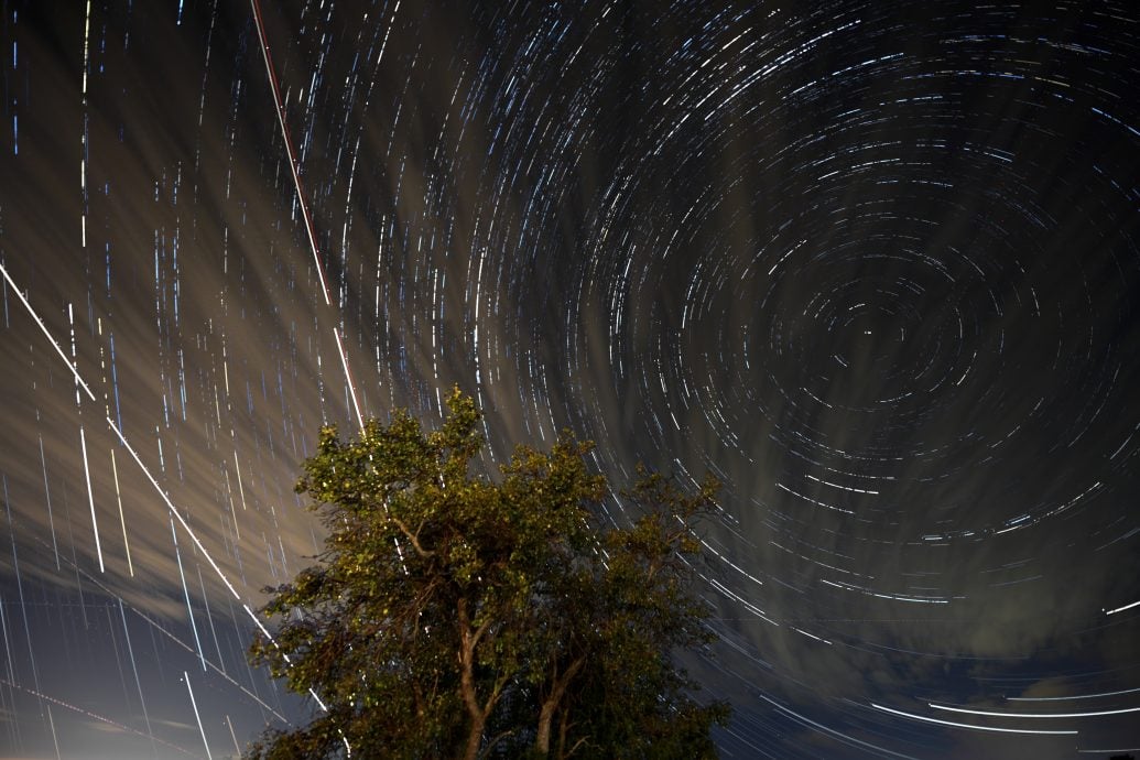 英仙座流星雨照亮全球夜空 最高峰可见每小时100颗陨石坠落奇景