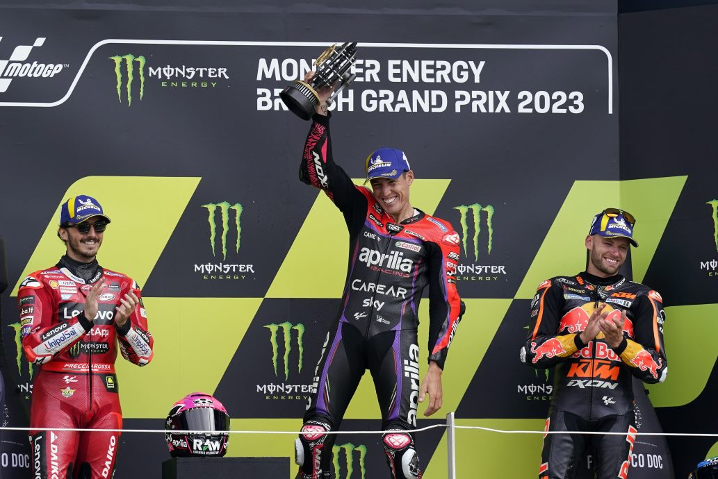 英国站MotoGP|末圈飙赢现任世界冠军  埃斯帕加罗喜获本季首冠