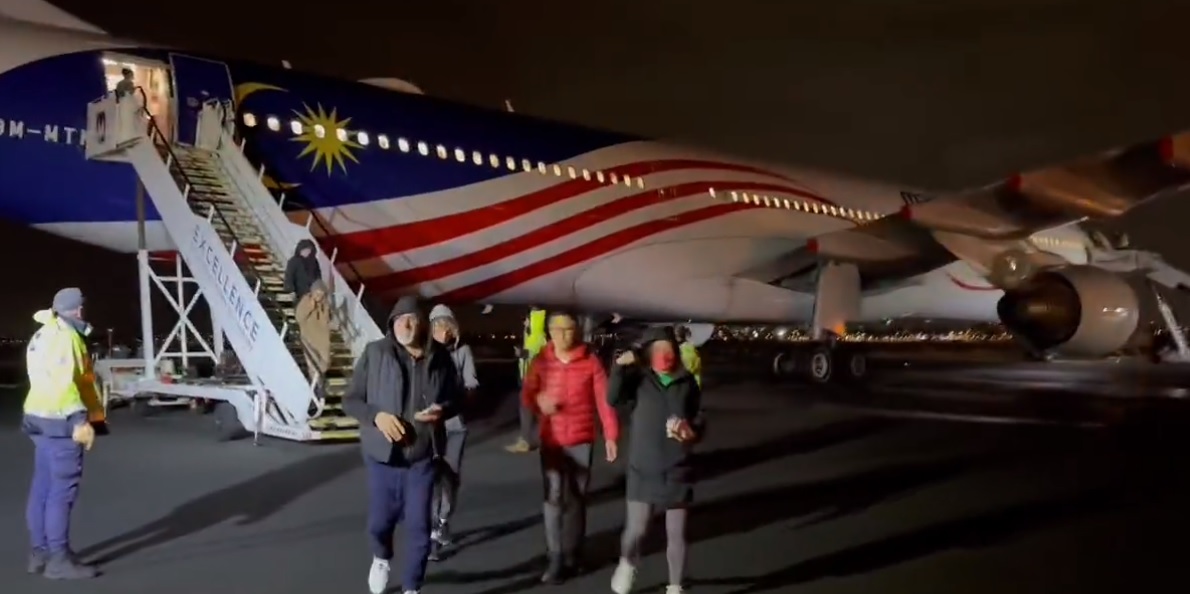 视频|男乘客大闹机舱 马航MH122紧急折返悉尼