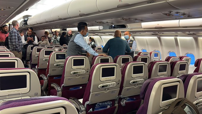 视频|男乘客大闹机舱 马航MH122紧急折返悉尼
