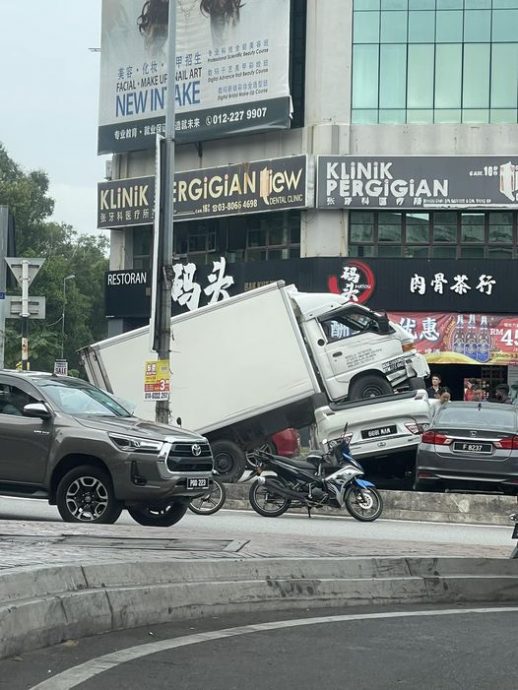  车停路旁遭货车“泰山压顶”  网民：怎么撞的？