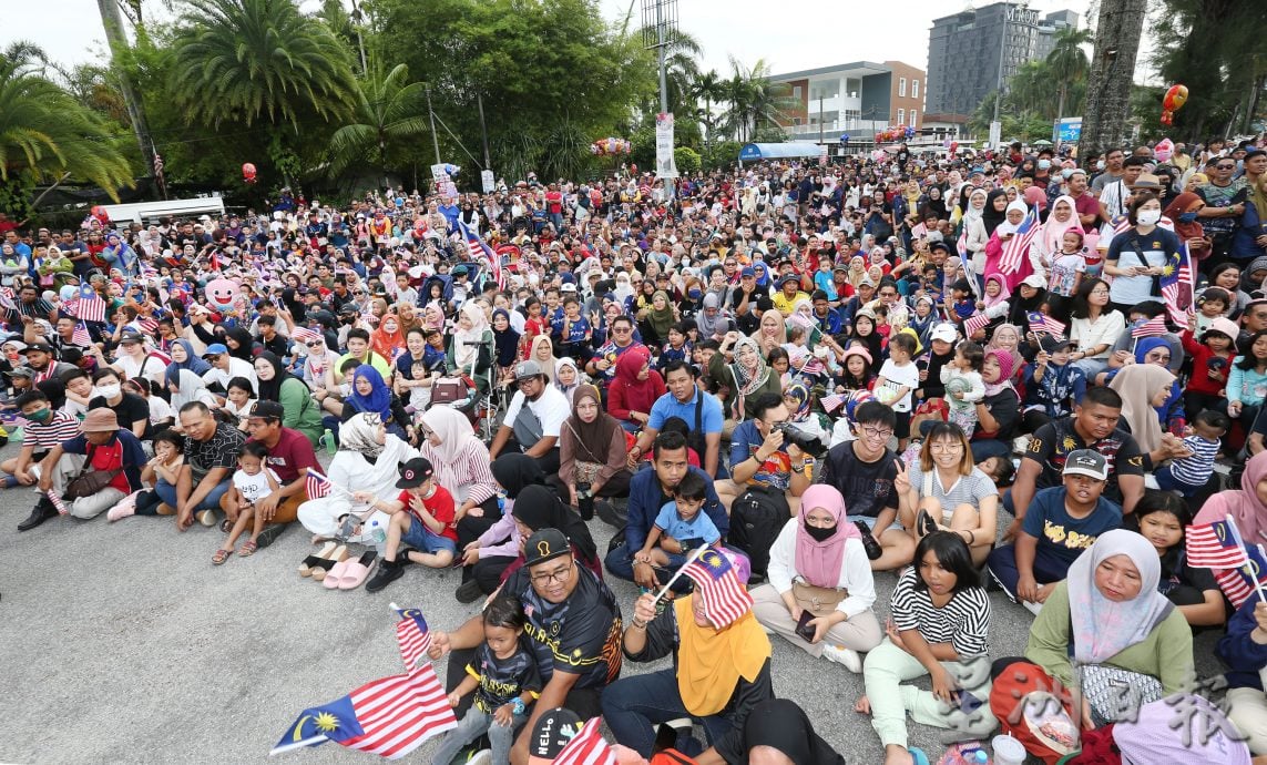 霹国庆日庆典辉煌条纹挥舞 2.5万人同庆气势澎湃