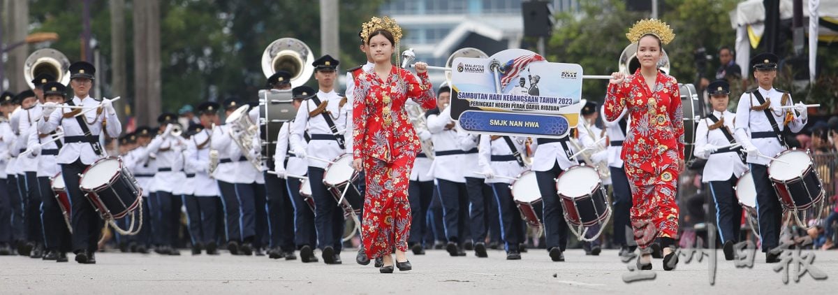 霹国庆日庆典辉煌条纹挥舞 2.5万人同庆气势澎湃