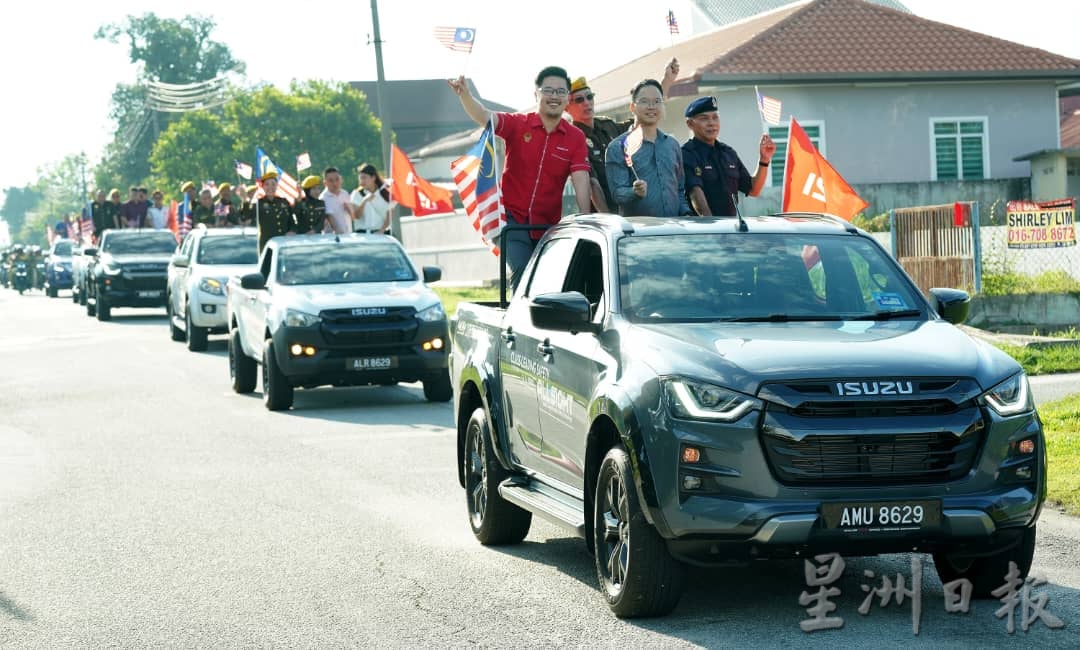 霹：封底主文／兵如港警卫局国庆游村活动