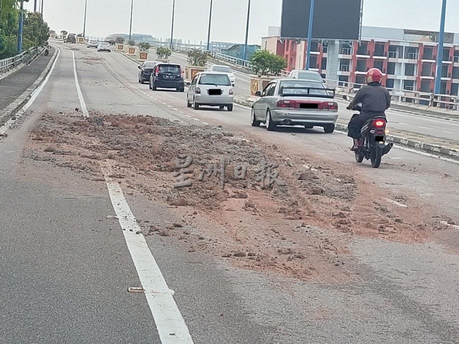 （古城版）赛阿都阿兹路沿海大桥布满大滩黄泥