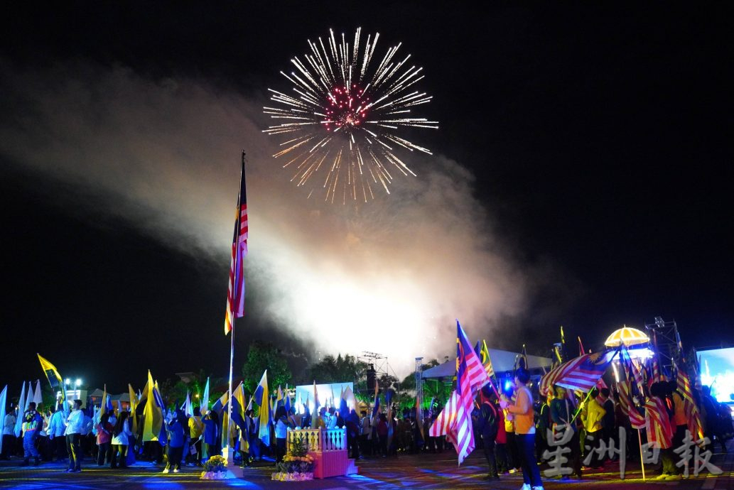 （大北马）玻独立日倒数庆典首移师“迷你布城”，2万人次“占领”州立法议会大厦广场及加央宏愿路