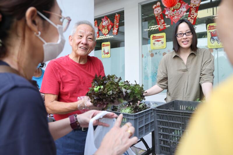 （已签发）柔：狮城二三事：‘哪里有需要 就去哪里帮’　刘以真积极做慈善