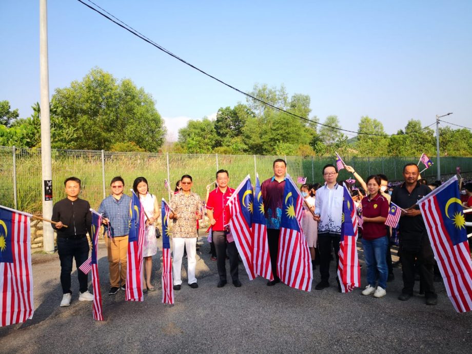 NS芙蓉／丘小庆国庆日，学生穿传统服游行挥旗