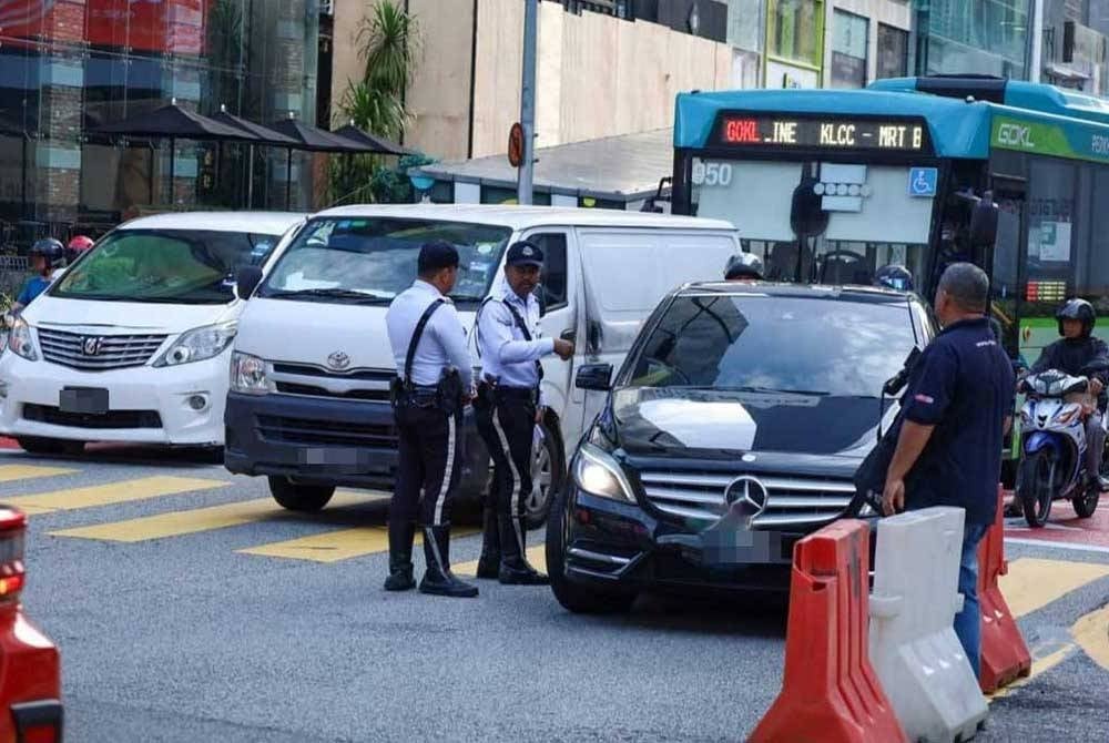  “別隻看前 也要看地面” 車停交通燈“踩線”接罰單　