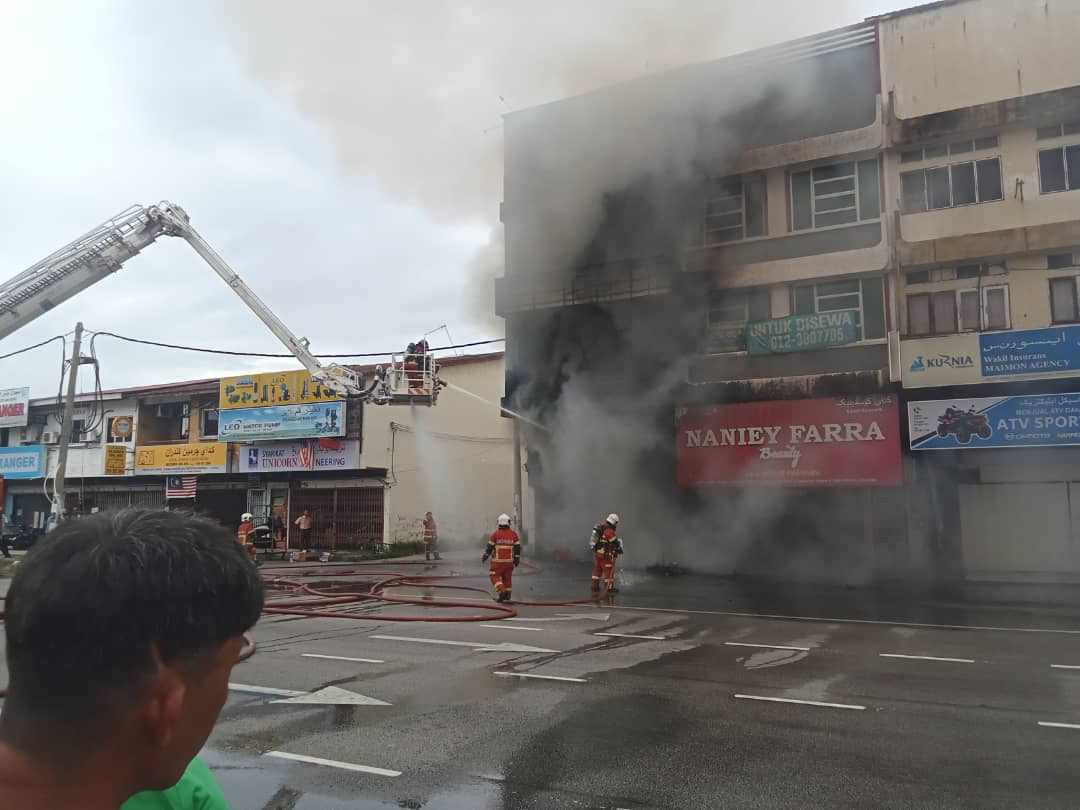 东：哥打峇鲁市内瓜拉吉赖路一间汽车零件店失火，冒出浓烟，车流被迫改道，造成KB MALL购物商场一带大塞车，所幸火灾没有造成人命伤亡。