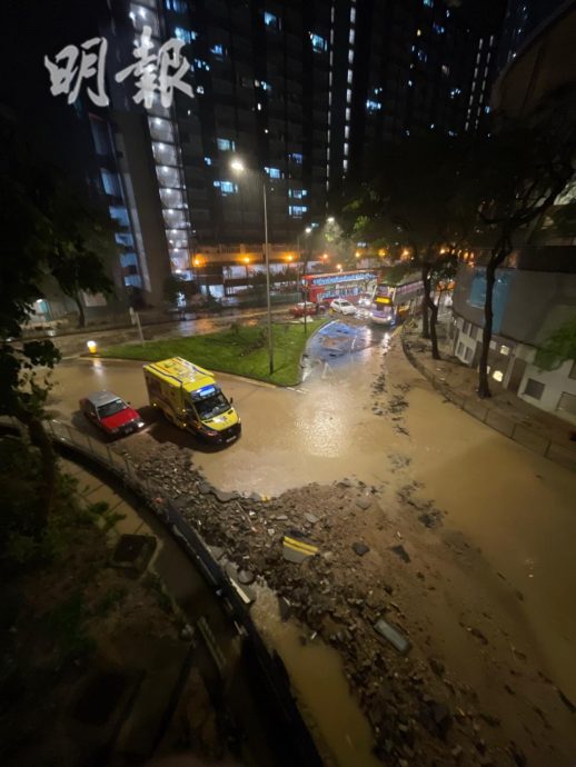 停车场洪水没顶 汽车水中飘移 柴湾成“孤岛”对外道路水浸中断