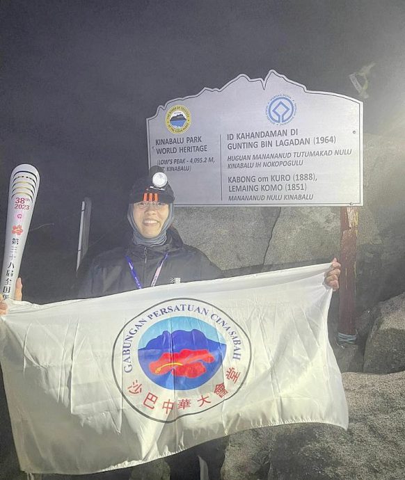 全国华人文化节火炬队 抵神山顶峰