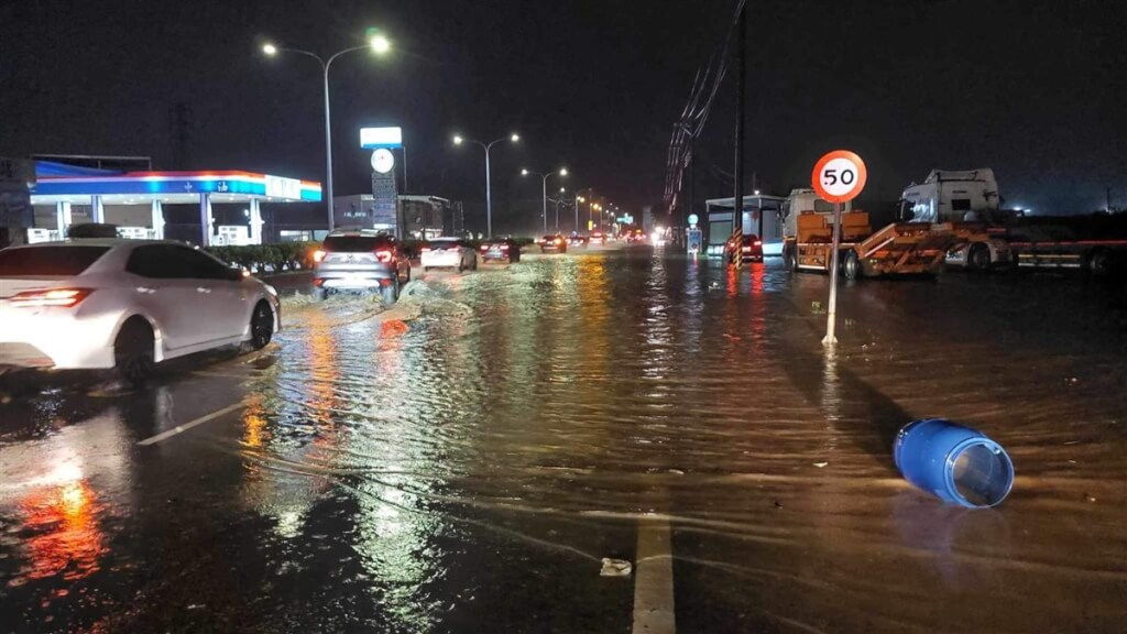 台湾嘉义暴雨2长者陈尸厢型车 疑逃生不及溺毙