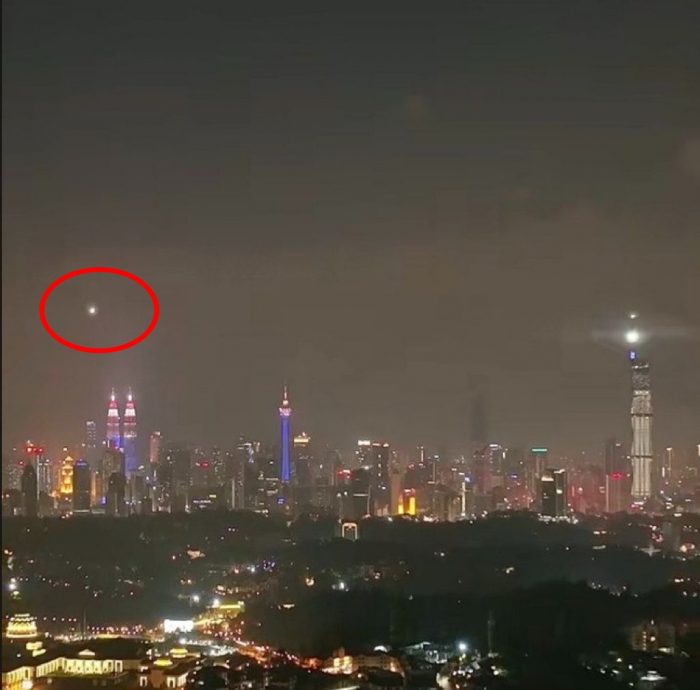 国庆前看夜景拍到不明物体白光 男子困惑：“UFO降落大马？” 