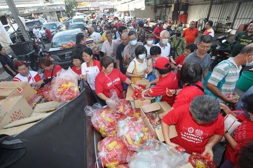 大都会／游佳豪派月饼及开放申请优异生奖励金／2图