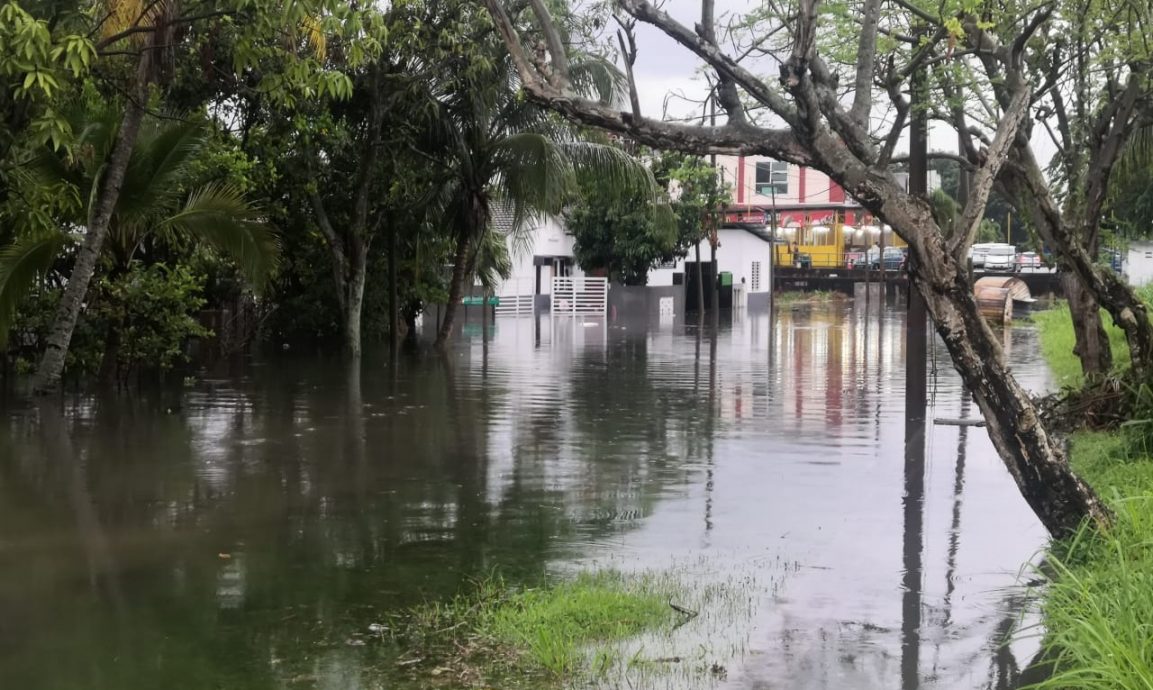 大霹雳封底下方／一场豪雨水位达三四尺 巴占多区发生水灾