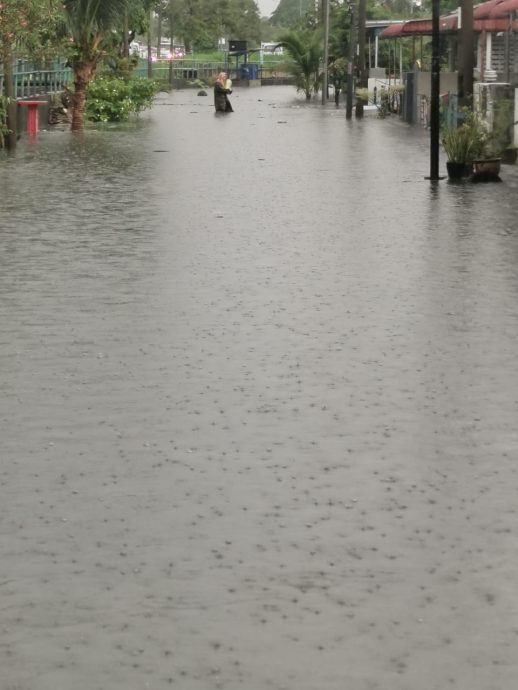 大霹雳封底下方／一场豪雨水位达三四尺 巴占多区发生水灾