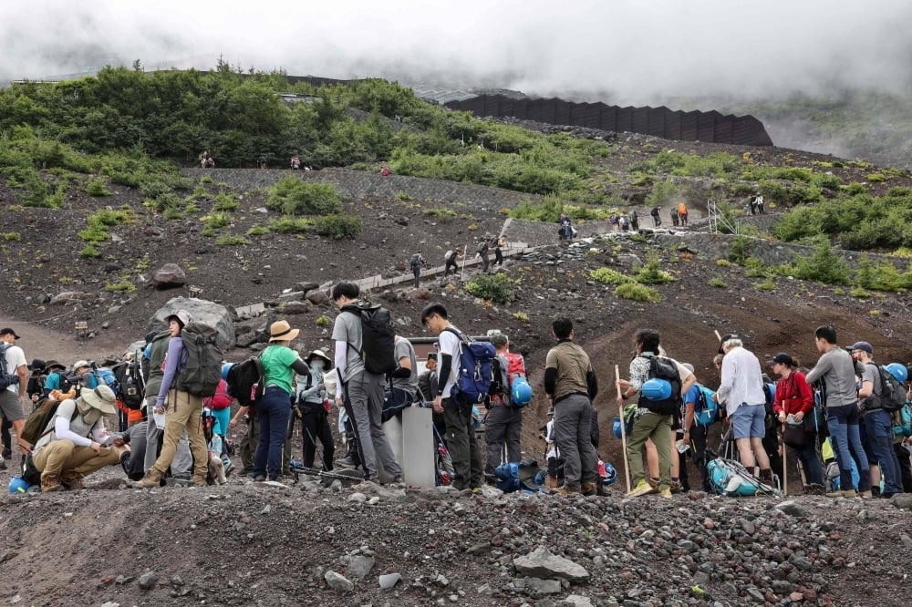 天下事  乱象丛生或除名世遗  富士山拟限人数强制收费  