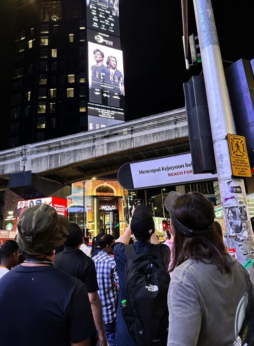 尤秋兴来马实现“榴梿自由”　颜志琳乐逛夜市喝椰水