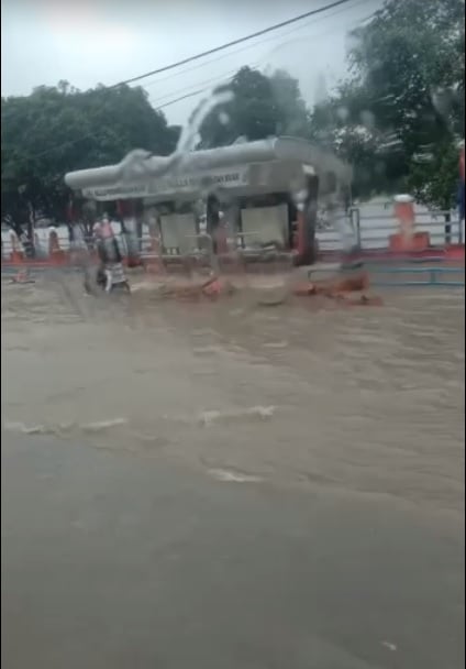 **已签发**柔：滂沱大雨导致麻坡巴口数路段变“水路”