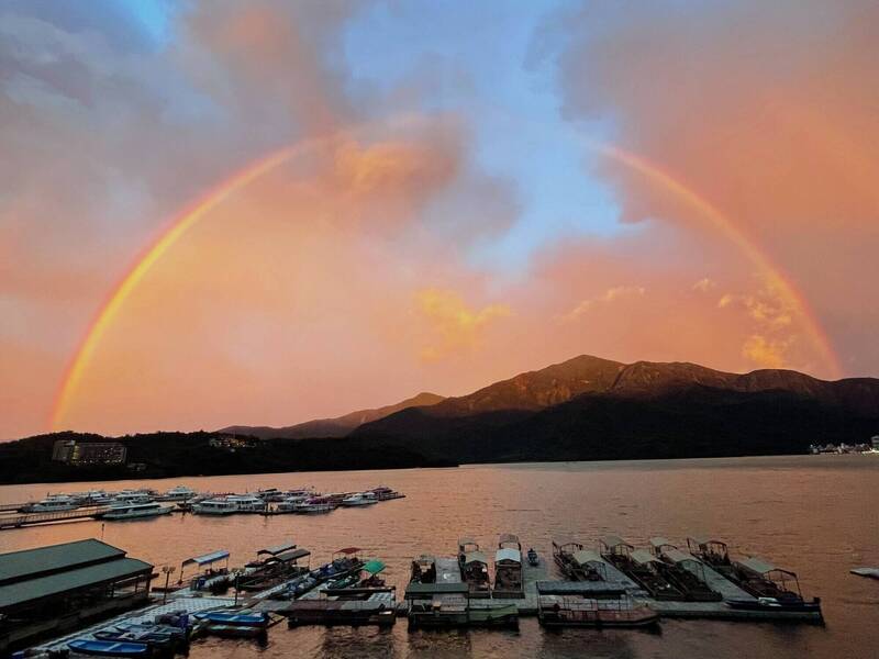 拼盘／台风前夕日月潭惊见彩虹+火烧云 气象局：预警天气不稳