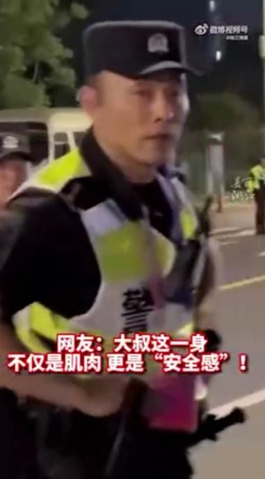 杭州帅警被赞“原地出道”  爆红警察：执勤日走两万步