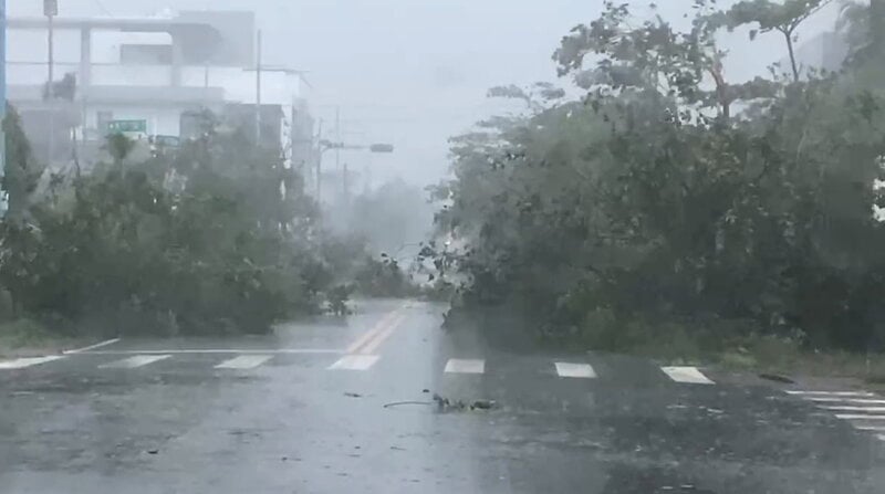 海葵16级风横扫北台东 市民惊呼“宛如灾难片”