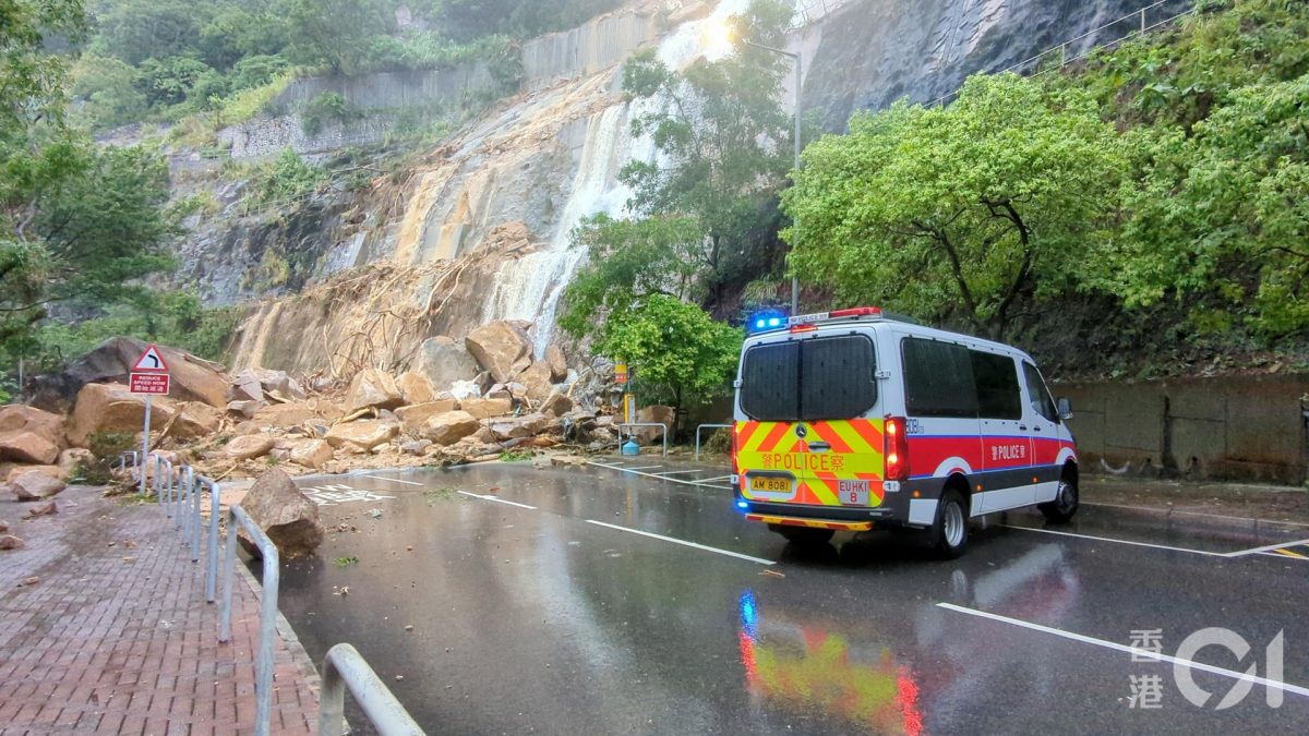 直击耀兴道山泥倾泻现场　巨石挡路　有街坊到场打卡