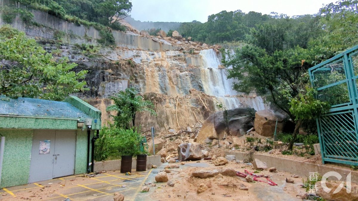 直击耀兴道山泥倾泻现场　巨石挡路　有街坊到场打卡