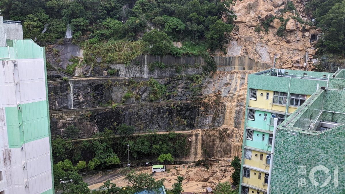 直击耀兴道山泥倾泻现场　巨石挡路　有街坊到场打卡