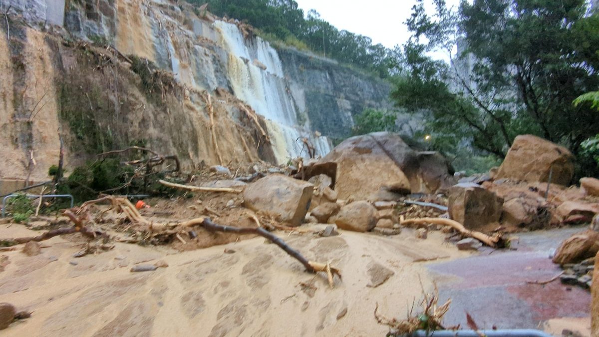 直击耀兴道山泥倾泻现场　巨石挡路　有街坊到场打卡