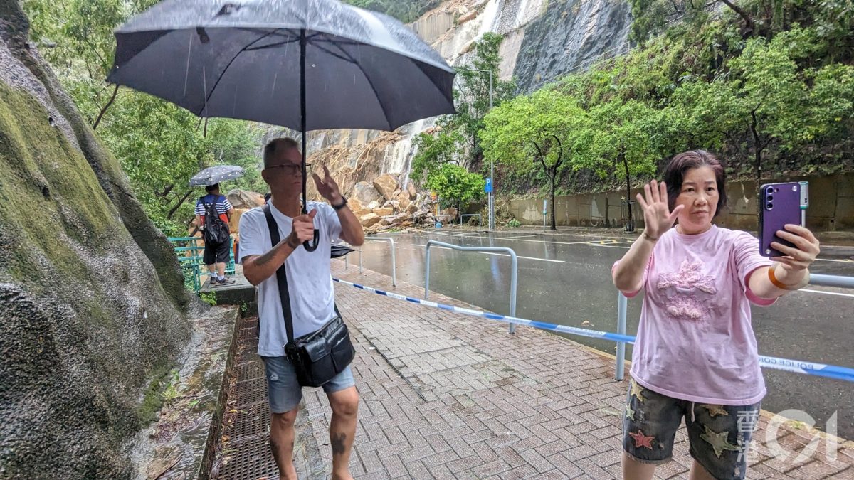 直击耀兴道山泥倾泻现场　巨石挡路　有街坊到场打卡