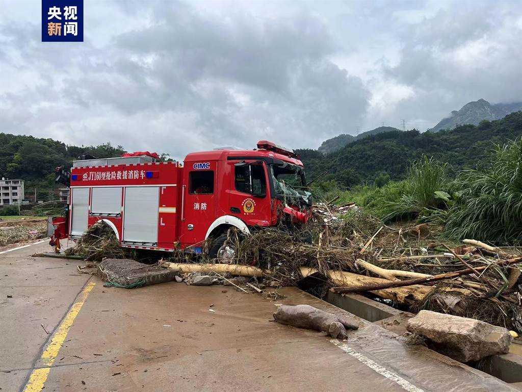 福州消防车台风出勤遇山洪冲走 寻获8人已2死、另1人失踪