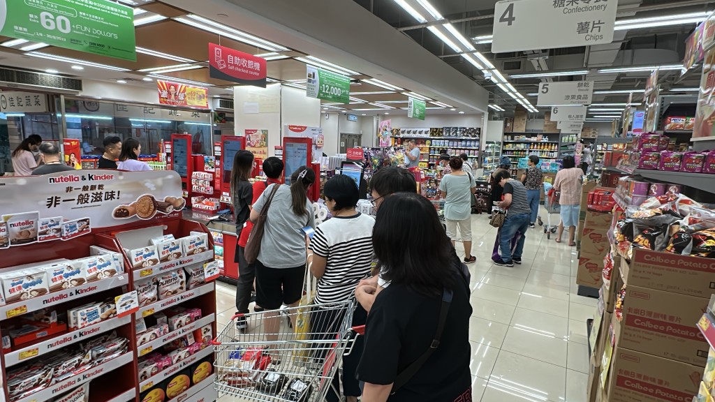 耀东邨4幢楼无食水咸水 居民到超市抢水 开路无期