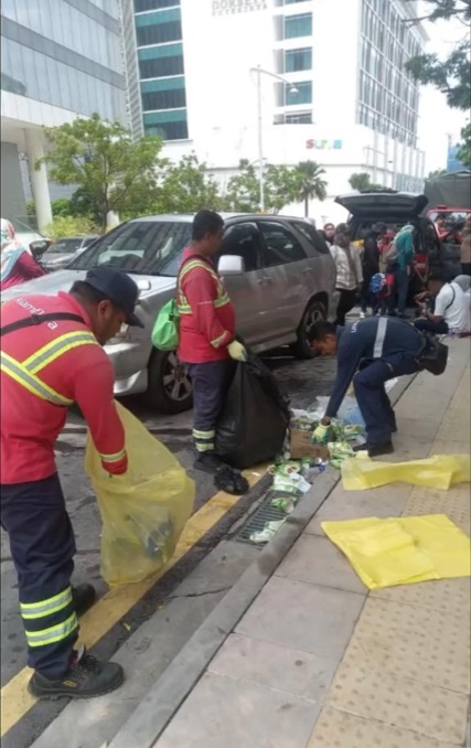 视频|国庆庆典结束后  阿南弗拉125人花15小时共收集20吨垃圾