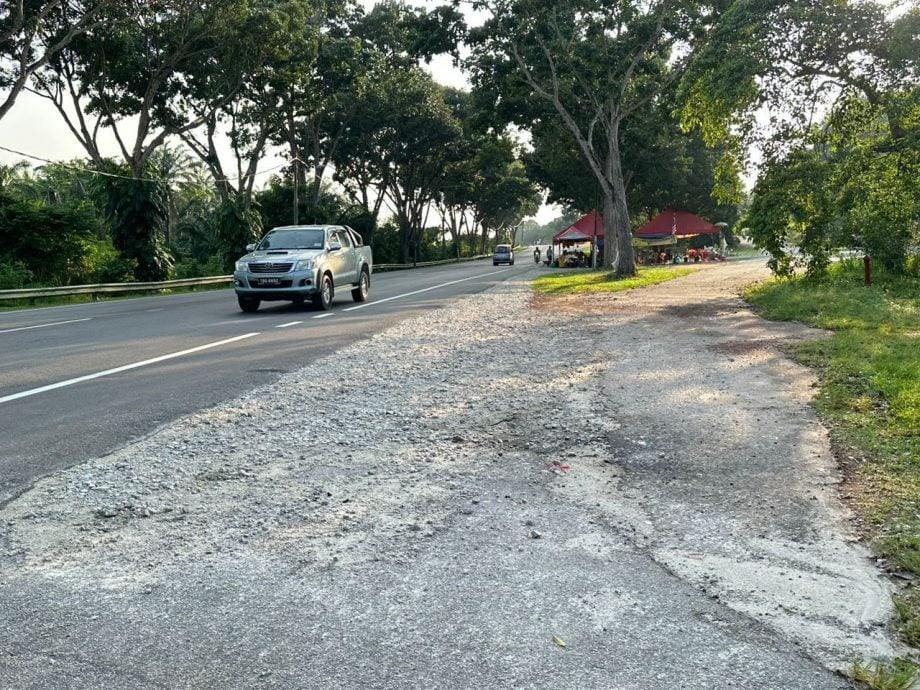 （古城第六版主文）碧清宫外道路满地砂石 摩托车易滑倒发生意外