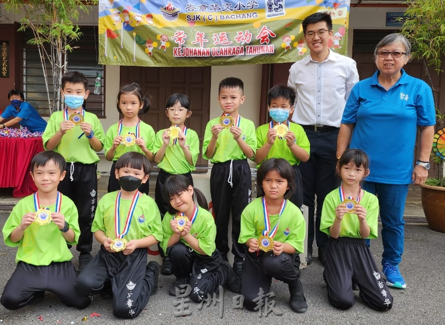 （古城第四版主文）峇章小学运动会开放家长参与，让学生看见父母不同的一面