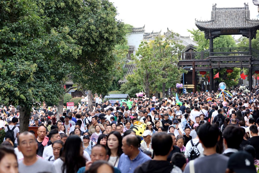  北京的夏女士告诉新京报贝壳财经记者，“十一假期的（安徽省古村落）宏村，人多到爆。”宏村窄窄的巷道里人们摩肩接踵，固定的几个景点里，不同旅游团的导游讲解交错在一起，乃至路过的游客对任何一个导游的讲解都听不清楚。      在吉林省延边经营民宿的房东香香则表示：“10月1日当天我一分钟能进两个预订电话，人太多了，连周边县市的民宿都住满了。”    ​