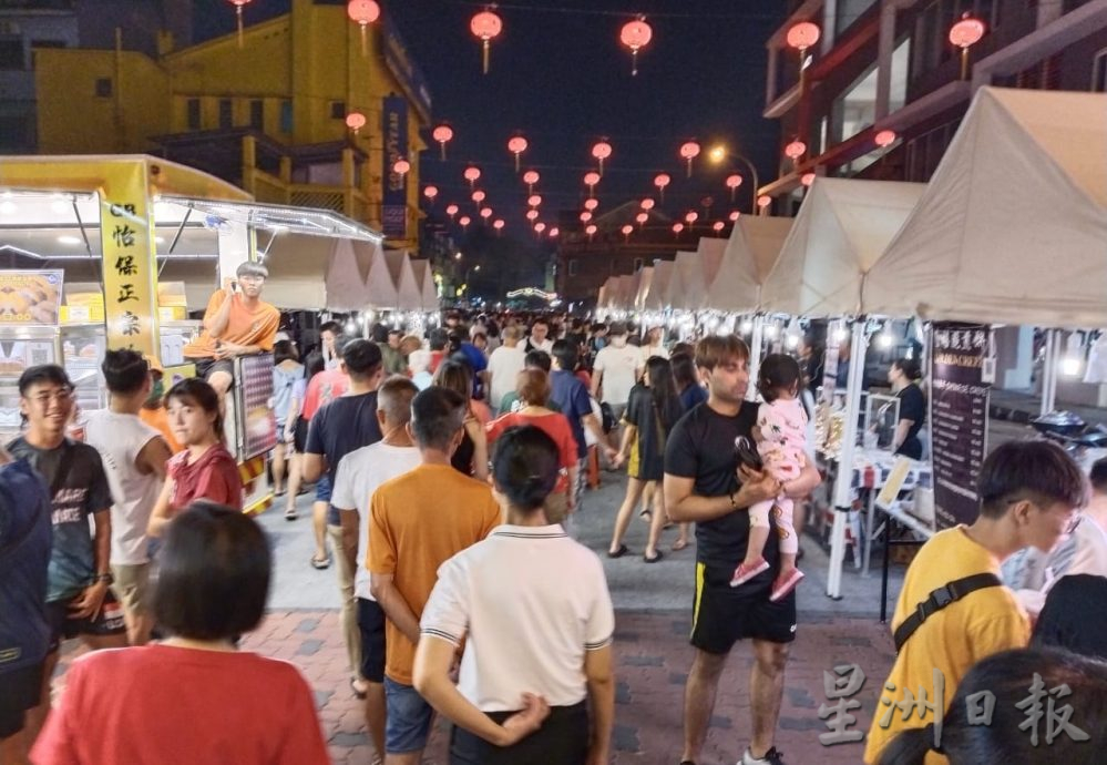 坝罗步行街开放第二周 市民游客续涌入