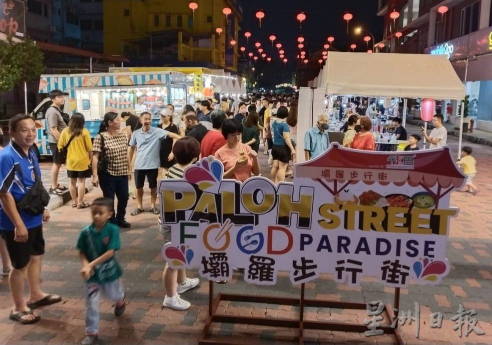 坝罗步行街开放第二周 市民游客续涌入