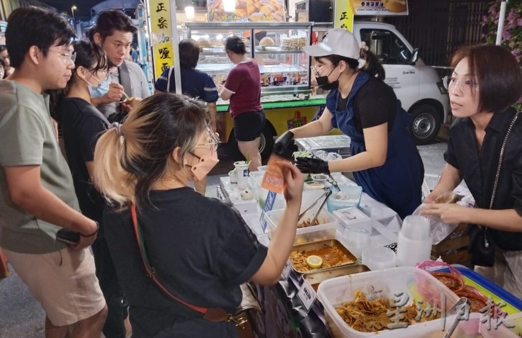 坝罗步行街开放第二周 市民游客续涌入