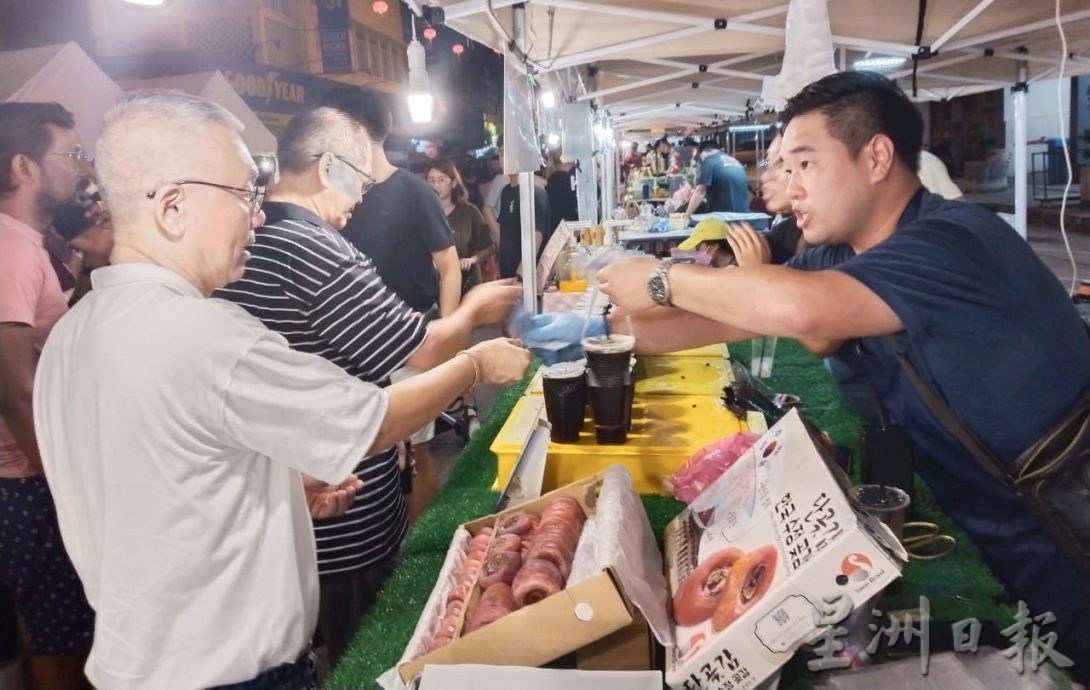 坝罗步行街开放第二周 市民游客续涌入