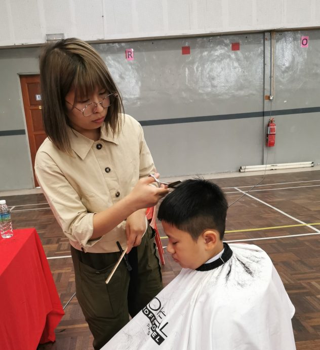 大都会：雪兰莪皇朝狮子会日前进入巴生兰花园华小义剪与派发午餐给有需要的学生