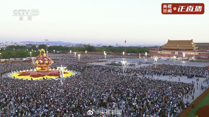 天安门广场举行国庆升旗仪式   逾30万人云集观看