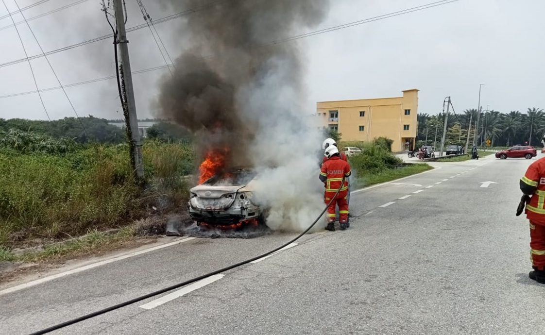 实兆远︱行驶中轿车起火 无人伤亡