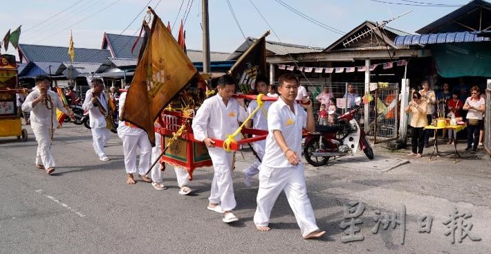 文冬新村五皇宫庆诞 复办出巡百人出游