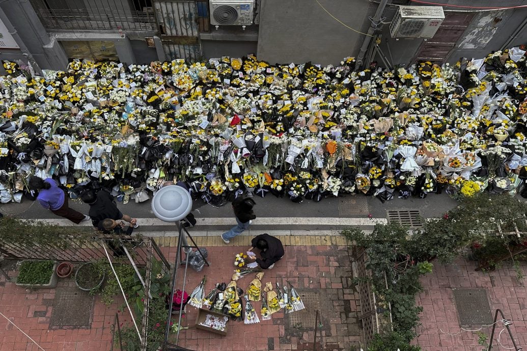 李克强猝逝 故居一夜成花海 民众自发献花哀悼